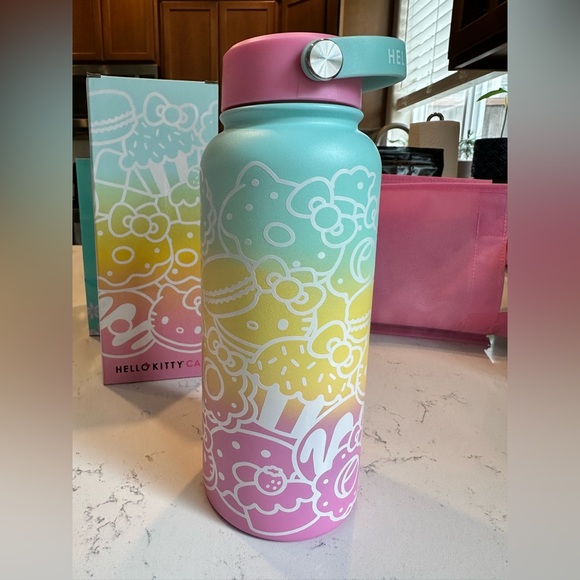 Exclusive 💫💫🌟new in box Hello Kitty Cafe 32 oz. Water bottle 💕💛🩵🎀 - Picture 3 of 6